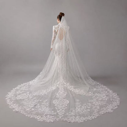 Symmetrischer floral bestickter Kathedralen-Brautschleier